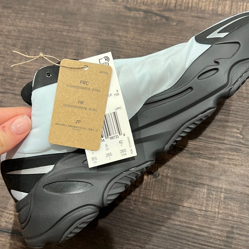 never worn yeezy 700 MNVN six’s 8.5 NEW